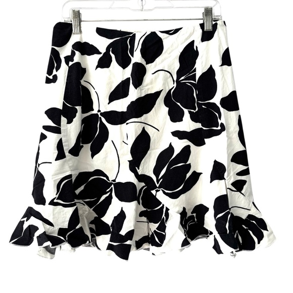 White House Black Market Dresses & Skirts - NWOT White House Black Market Black WhTE Leaf Print A-Line Ruffle Hem Skirt SZ 6